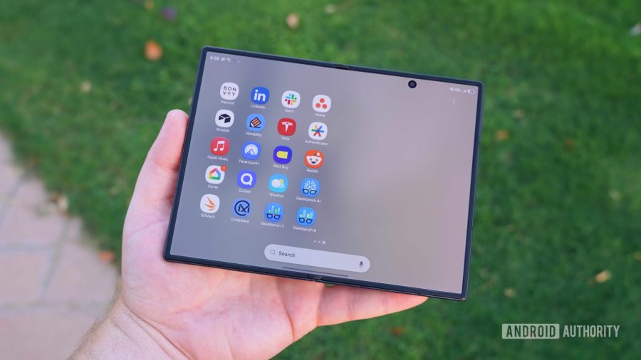 Galaxy Z Fold 8 prodává tak rychle, že Samsung sáhá do budo