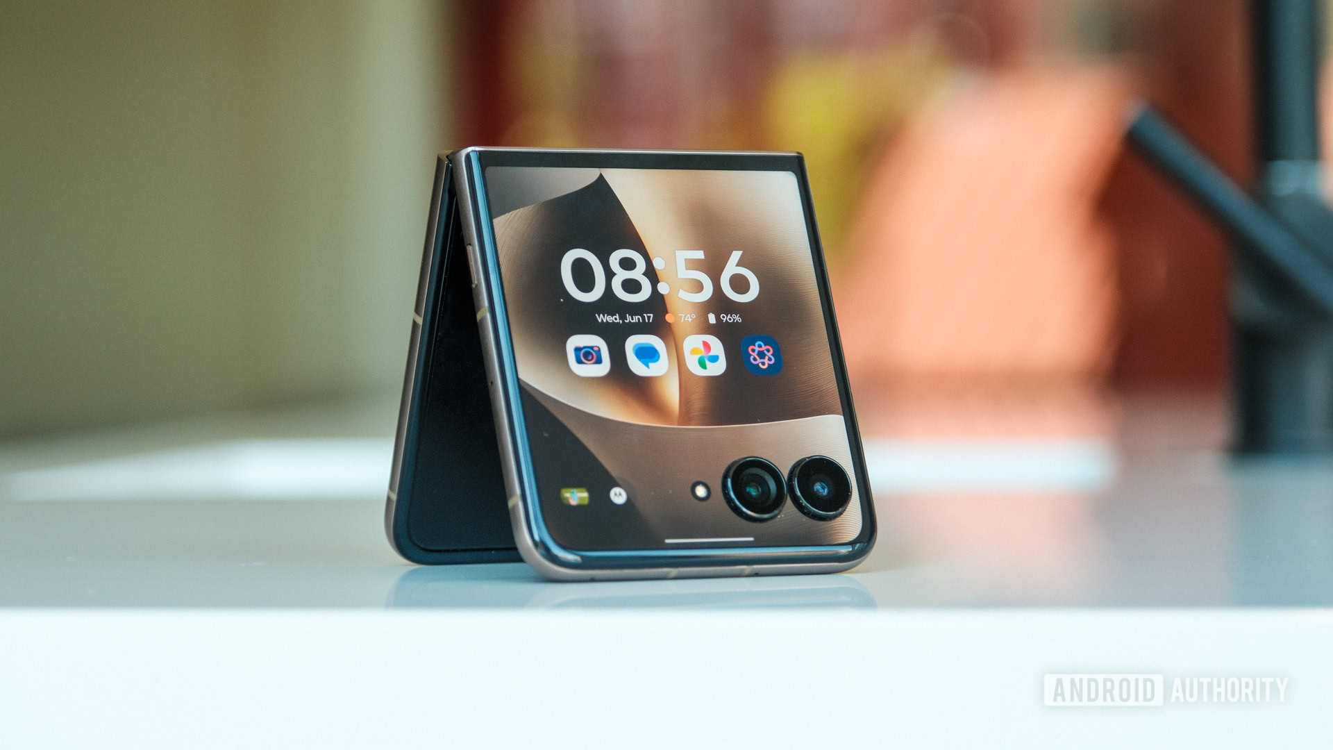 Motorola s novými bateriemi zdolává Apple a Google. Jak dlouho opravdu vydržou?