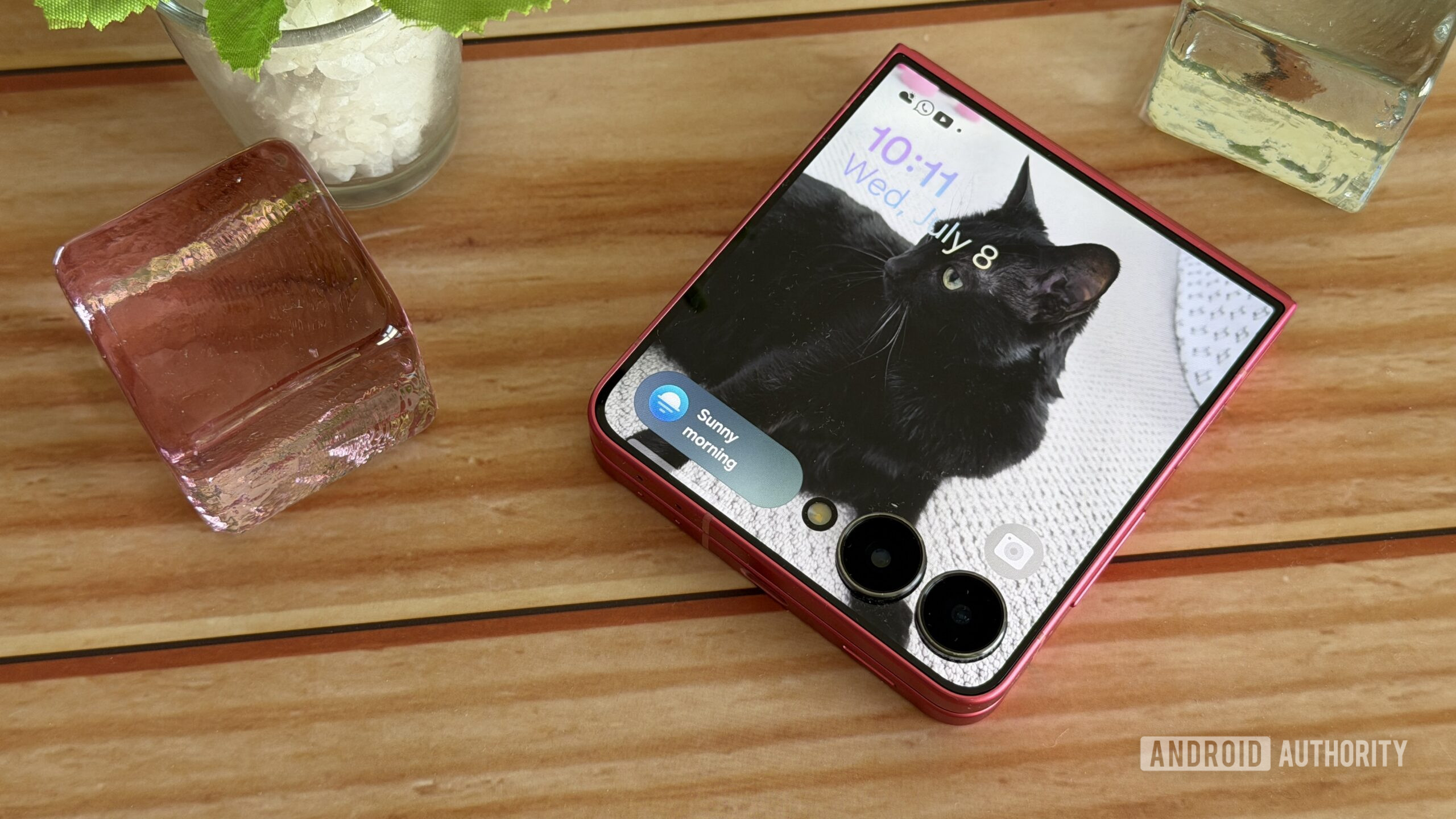 Co Samsung Galaxy Z Flip 8 potřebuje na Motorolu Razr? Špičkové nabíjení, větší baterie a osobitost
